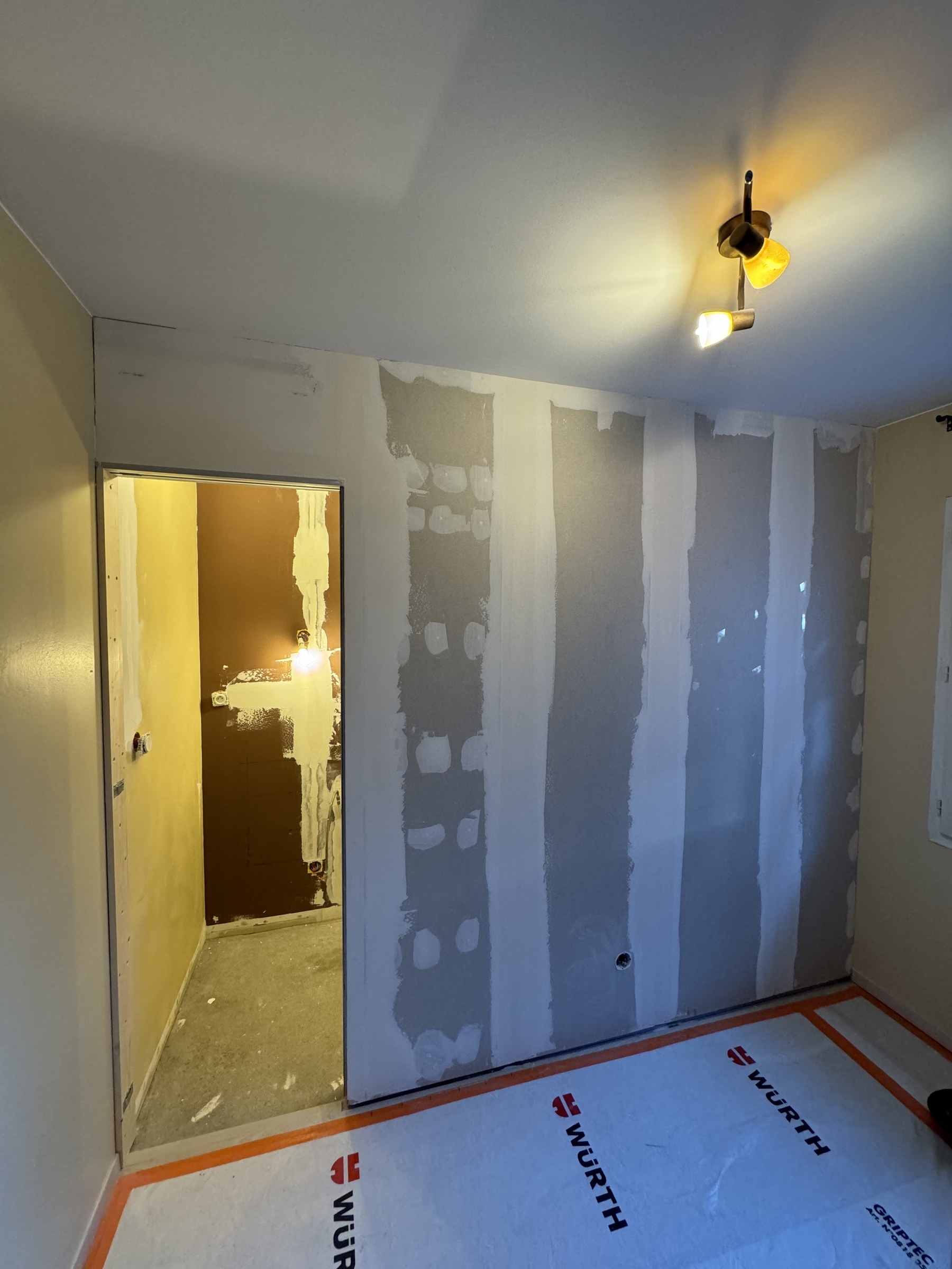 Création de la cloison pendant les travaux