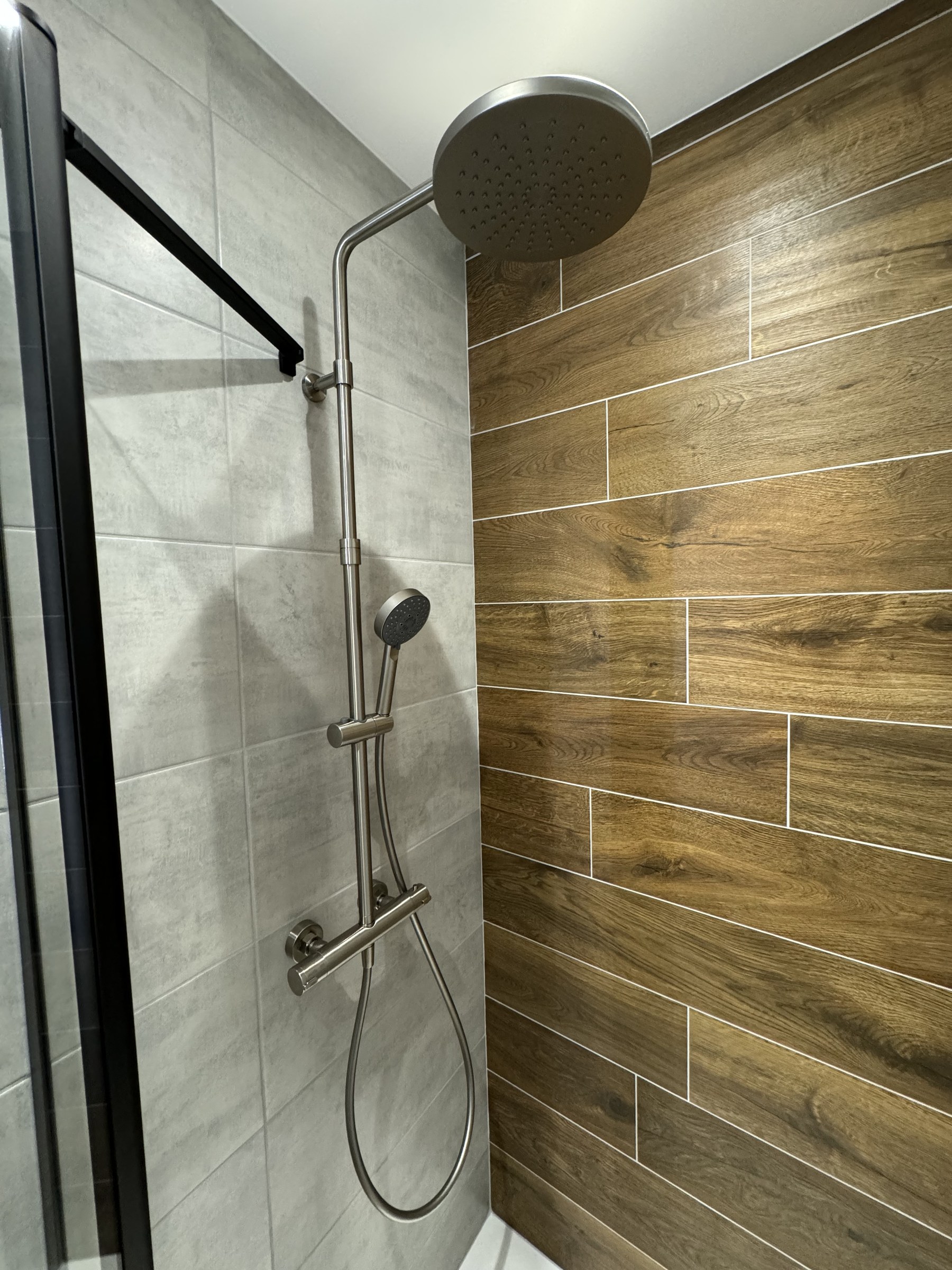 Douche et carrelage effet bois