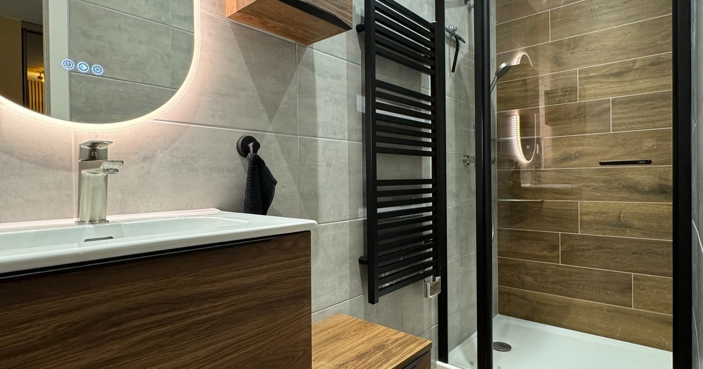 Salle de bain terminée à Chassieu avec douche vitrée et meuble bois