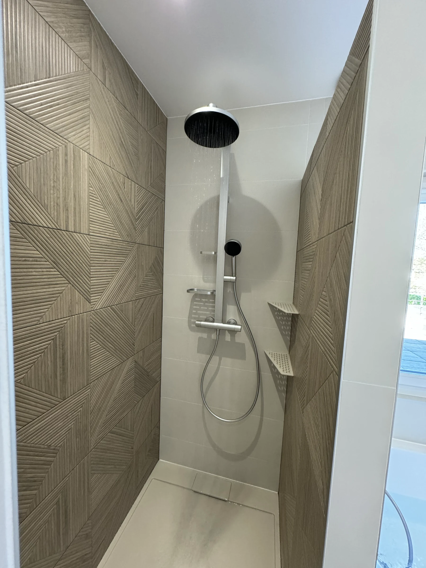 Douche et carrelage à motifs à Crémieu