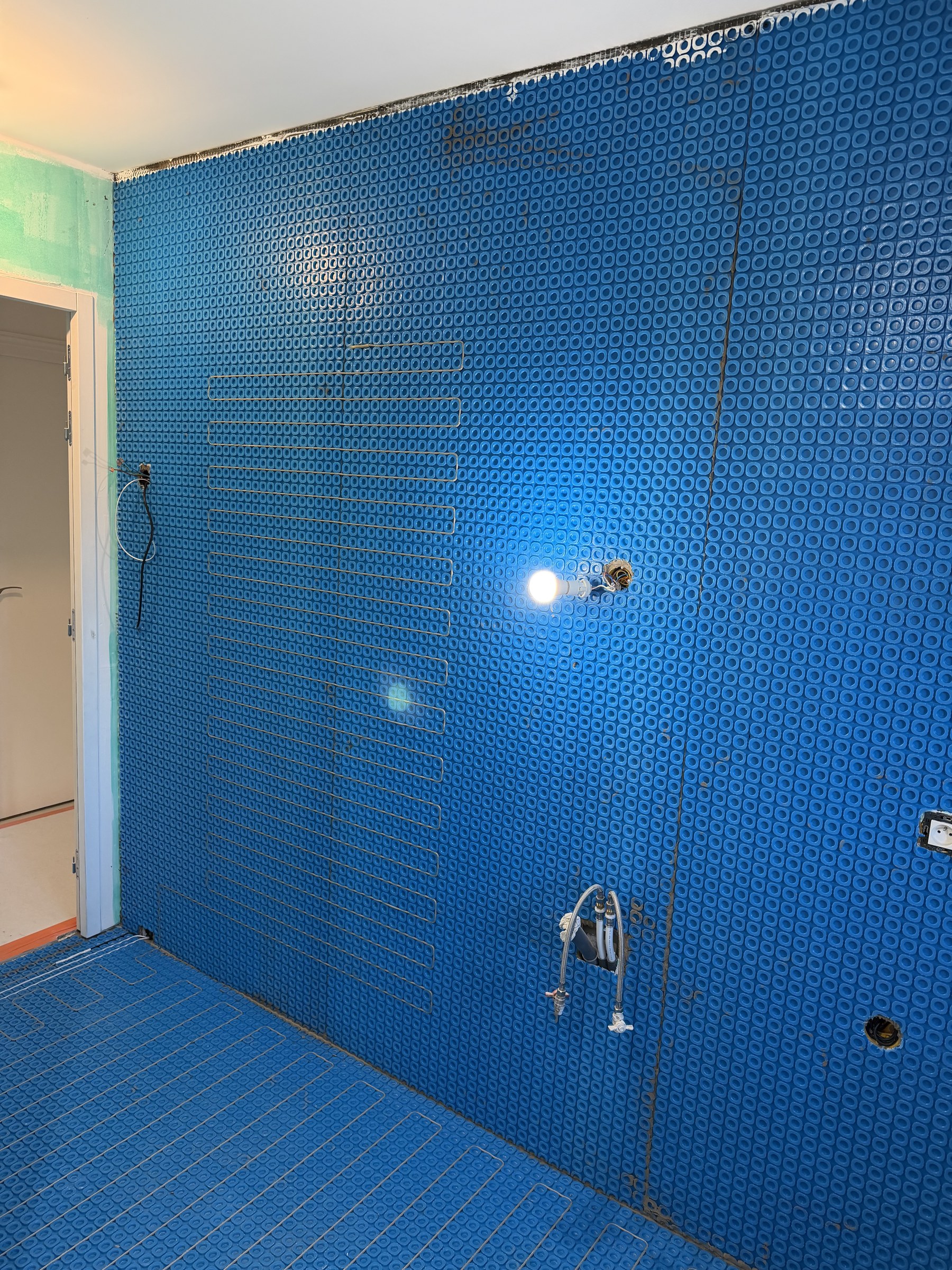 Le mur chauffant avant revêtement