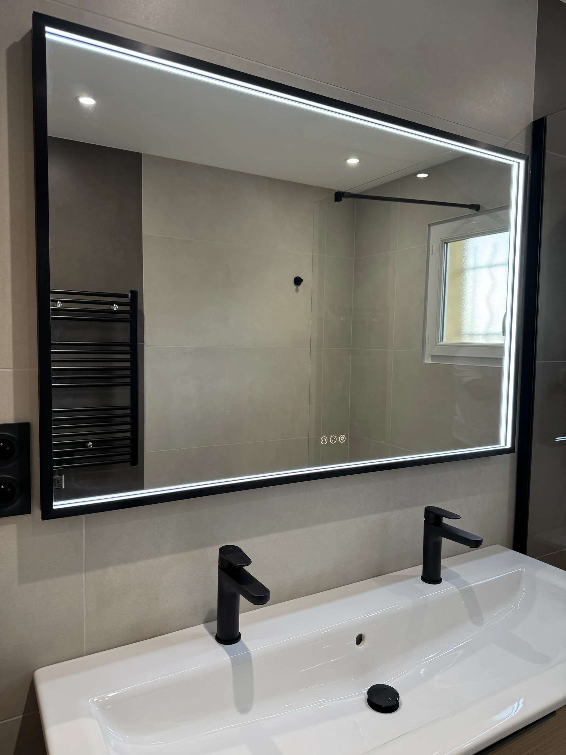 Détail du miroir et des vasques à Diémoz