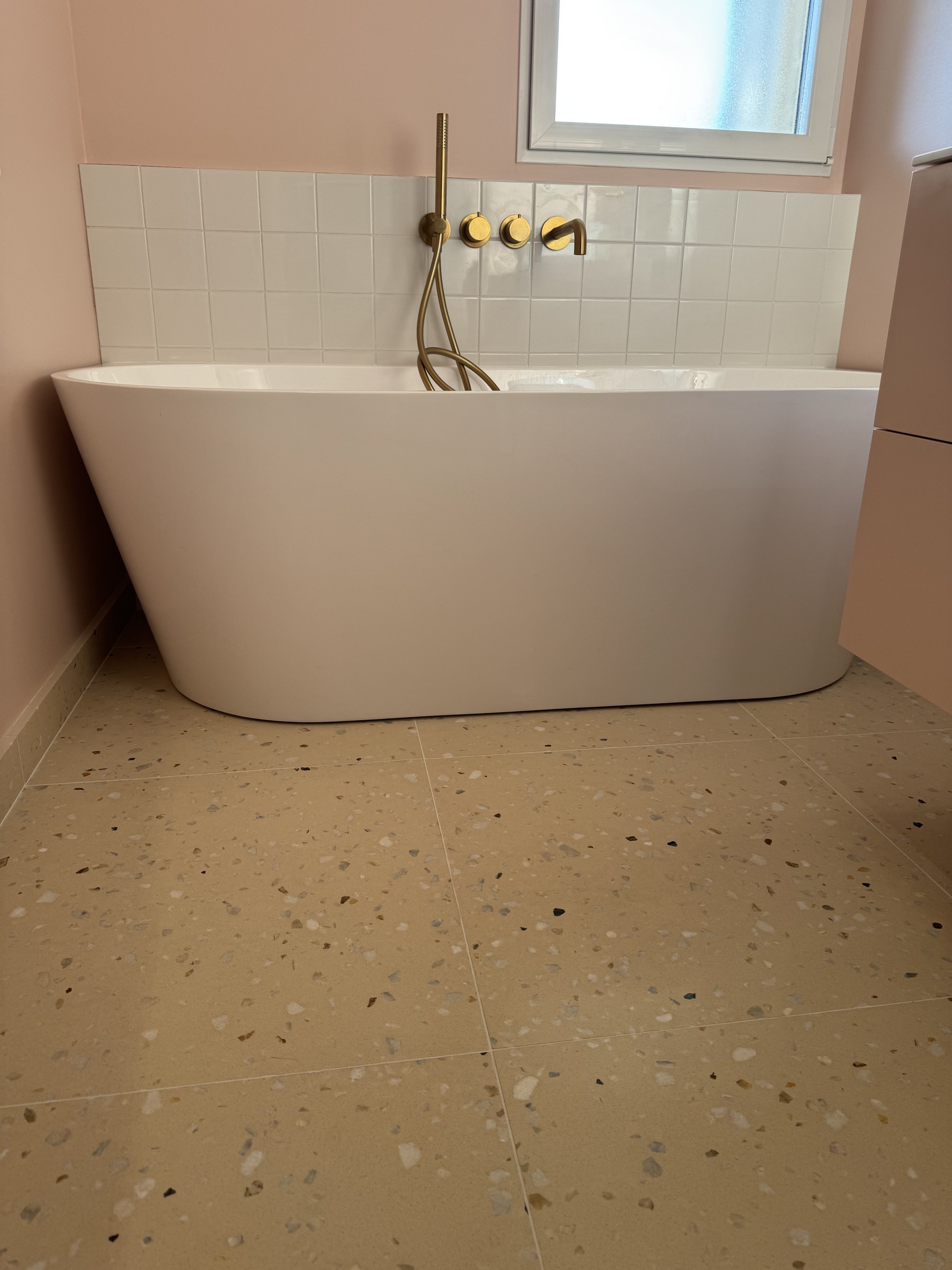 Baignoire semi-îlot et sol en terrazzo