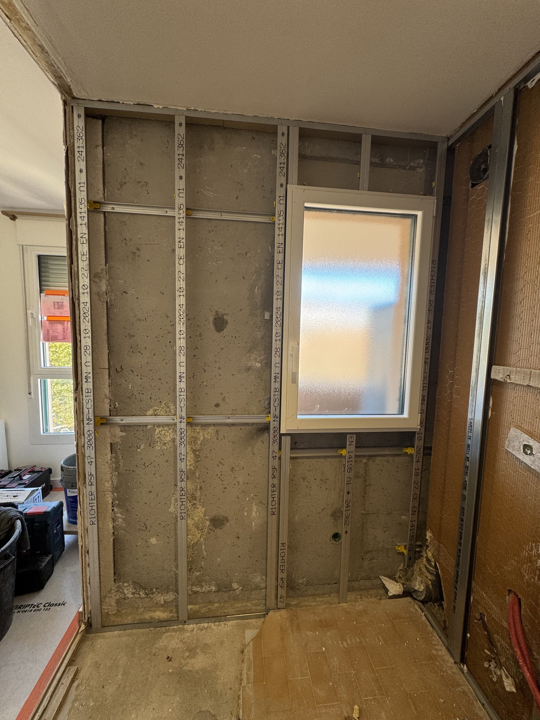 Dépose des cloisons pendant les travaux