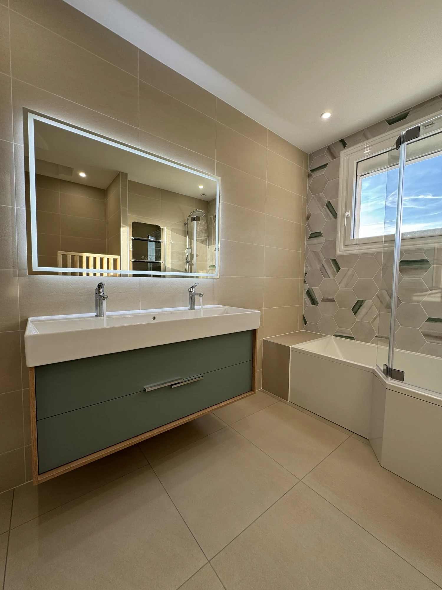 La baignoire et le meuble double vasque — Genas