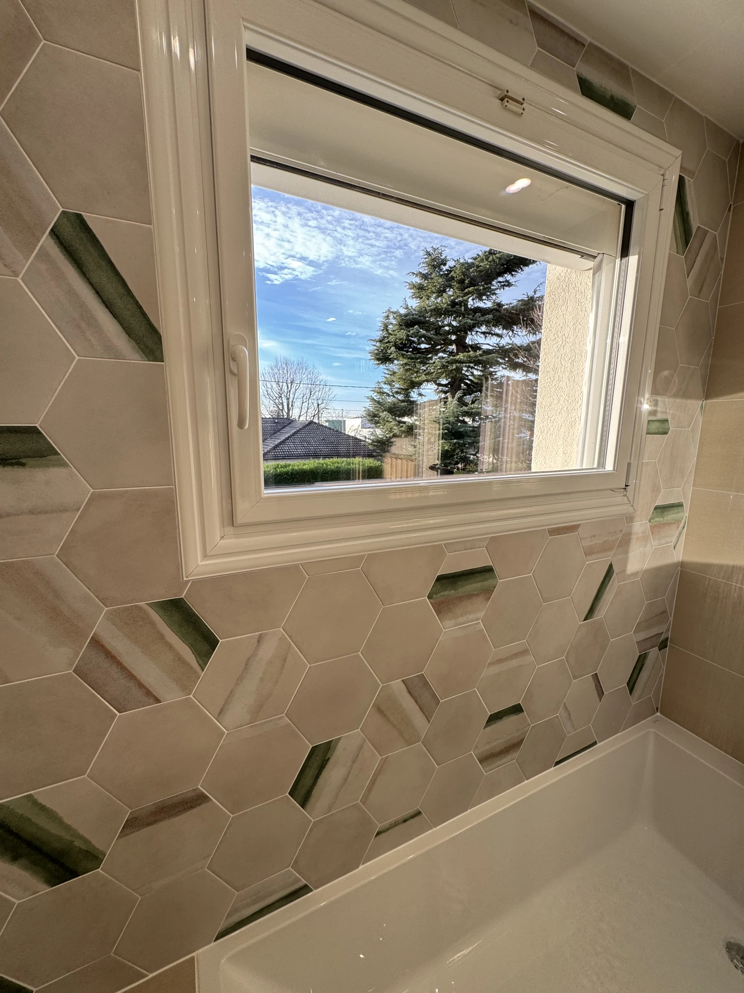 La faïence hexagonale autour de la baignoire — Genas