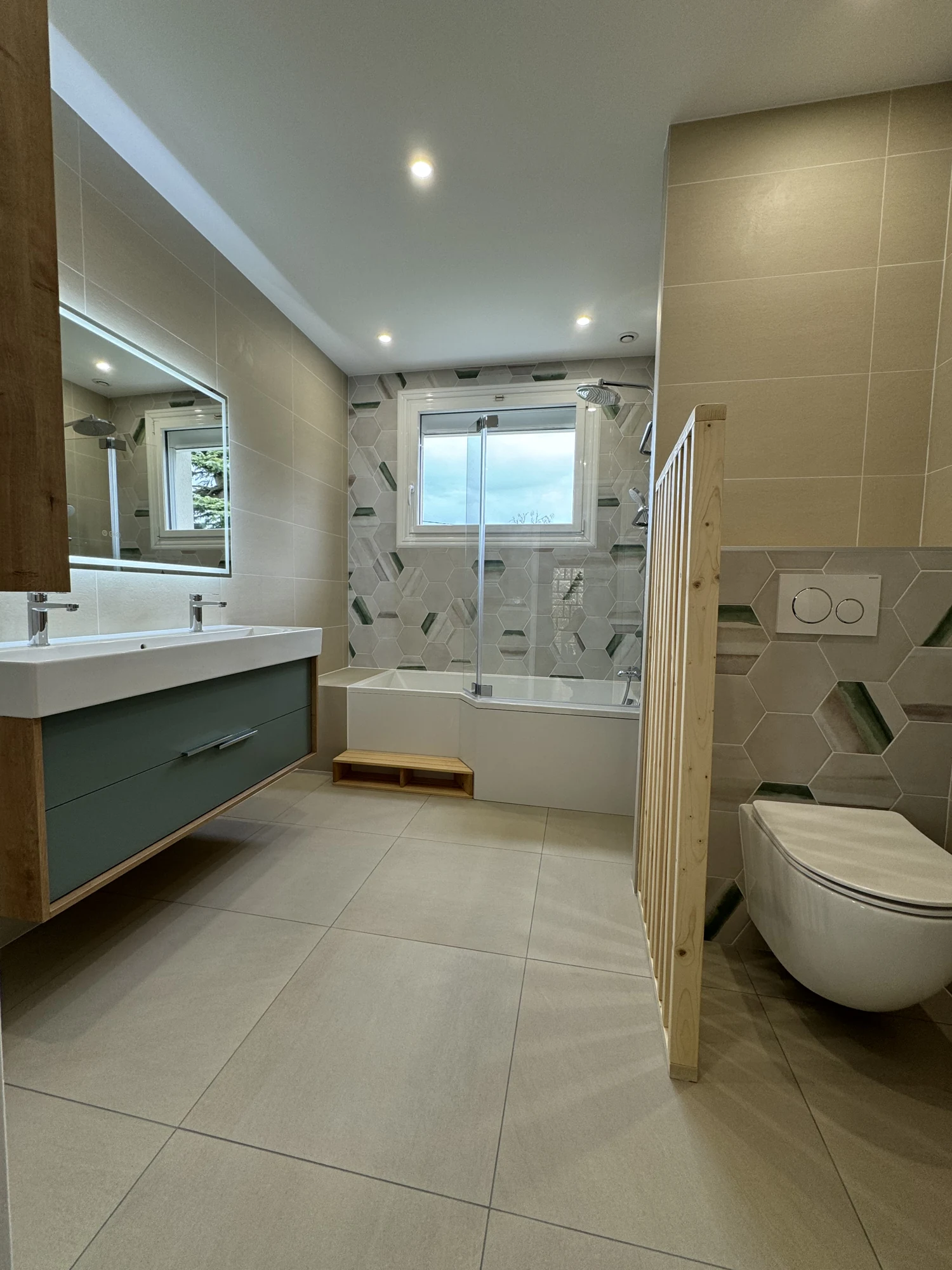 Vue d’ensemble de la salle de bain et du coin WC — Genas