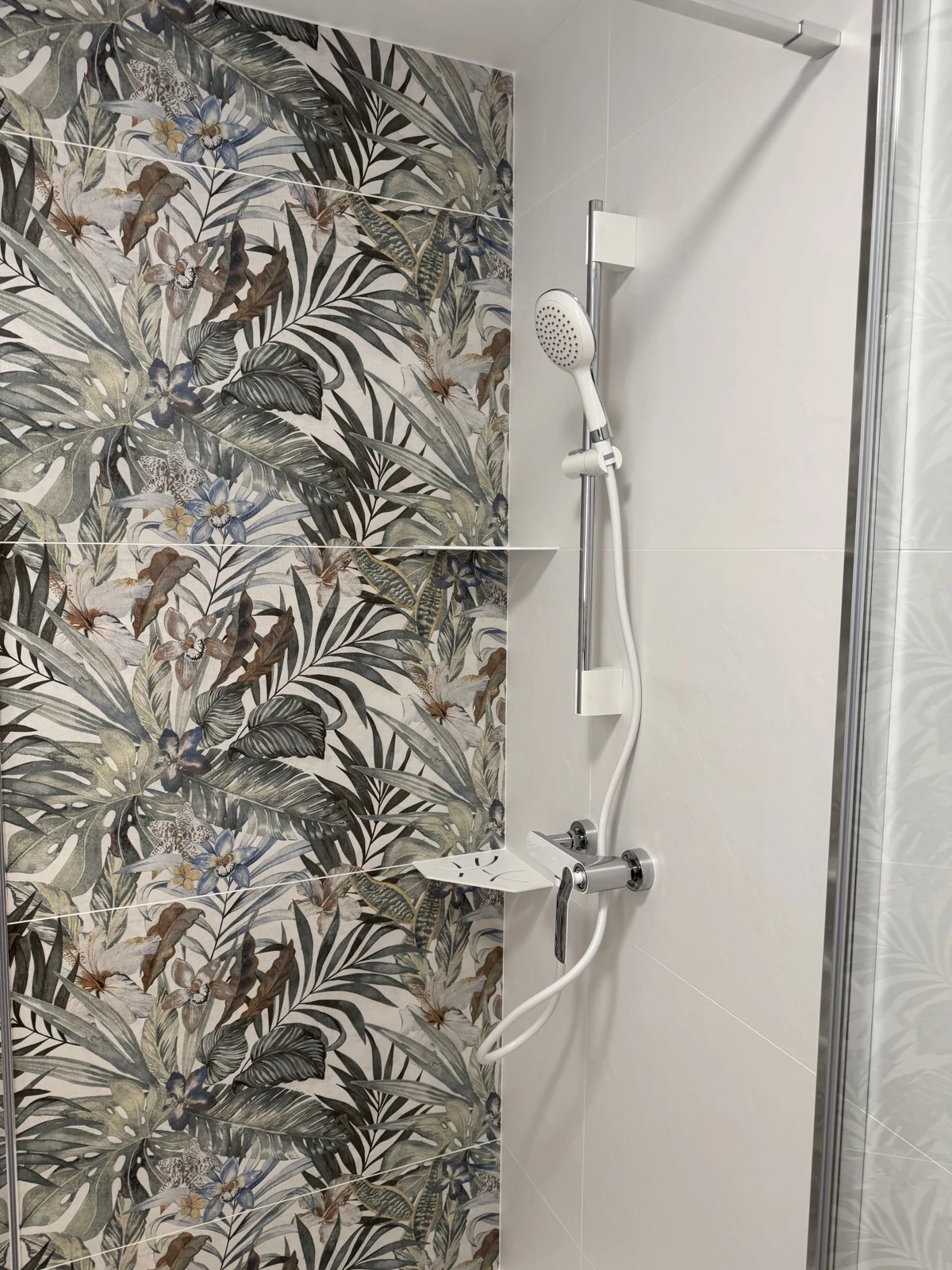 La douche et son carrelage mural — Lyon 7e