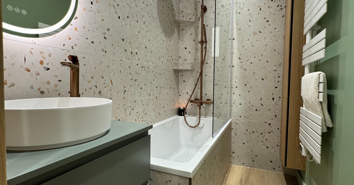 Salle de bain créée à Lyon Croix-Rousse avec baignoire et meuble vert