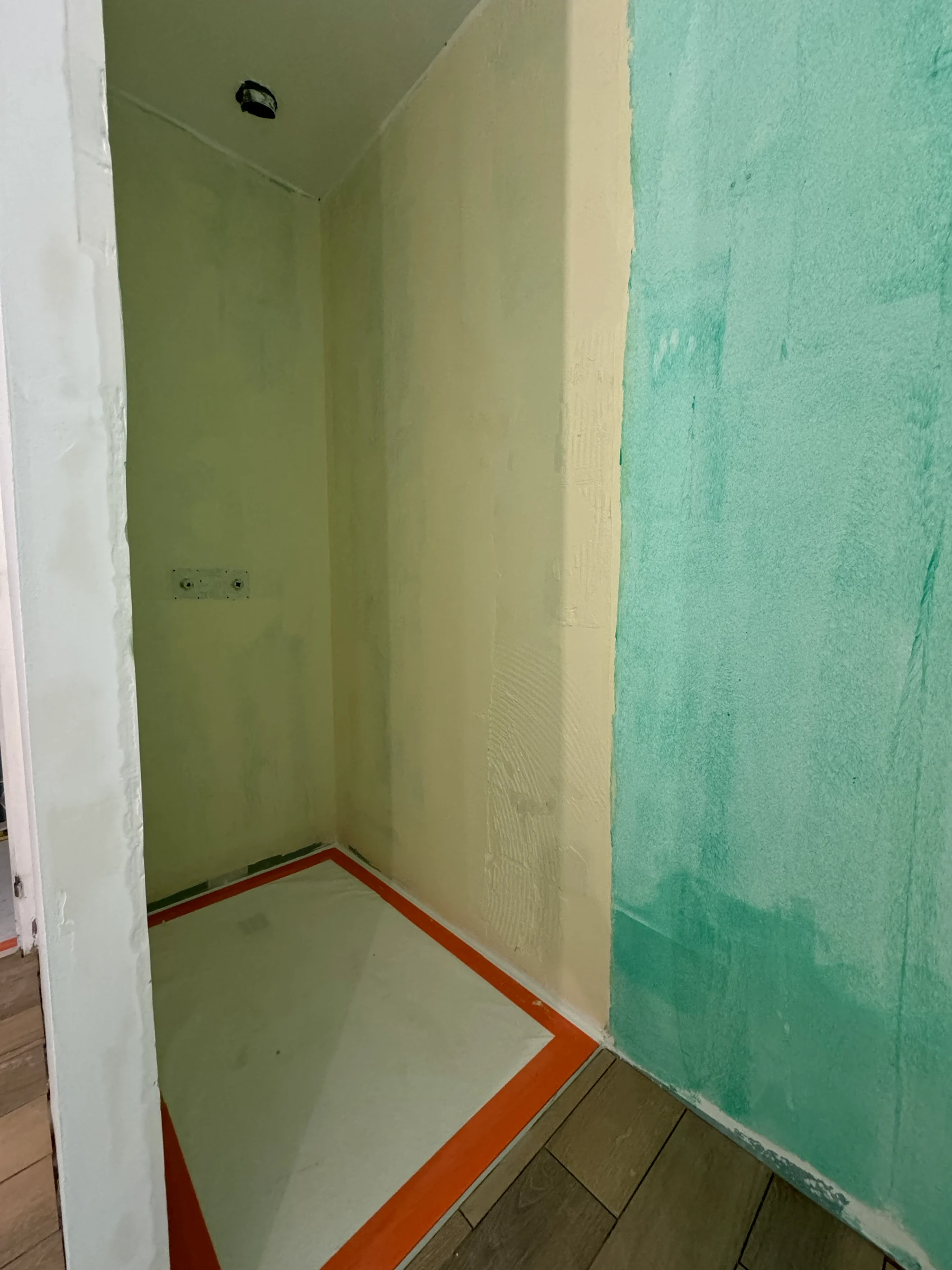 L’espace douche avant revêtement à Meyzieu