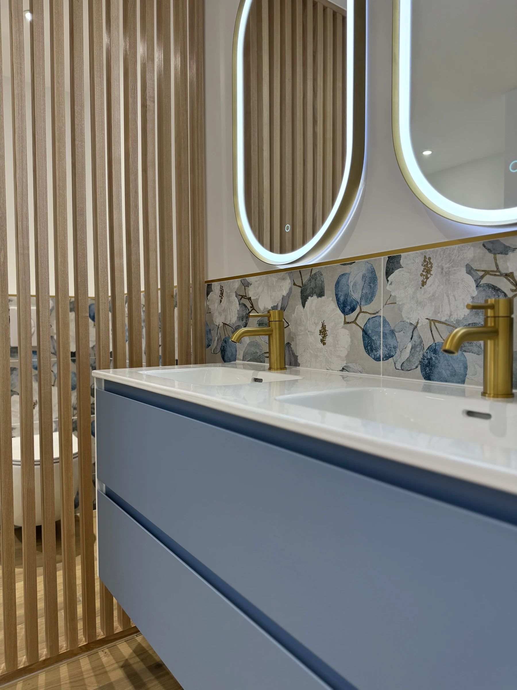 Meuble vasque et séparation en bois à Meyzieu