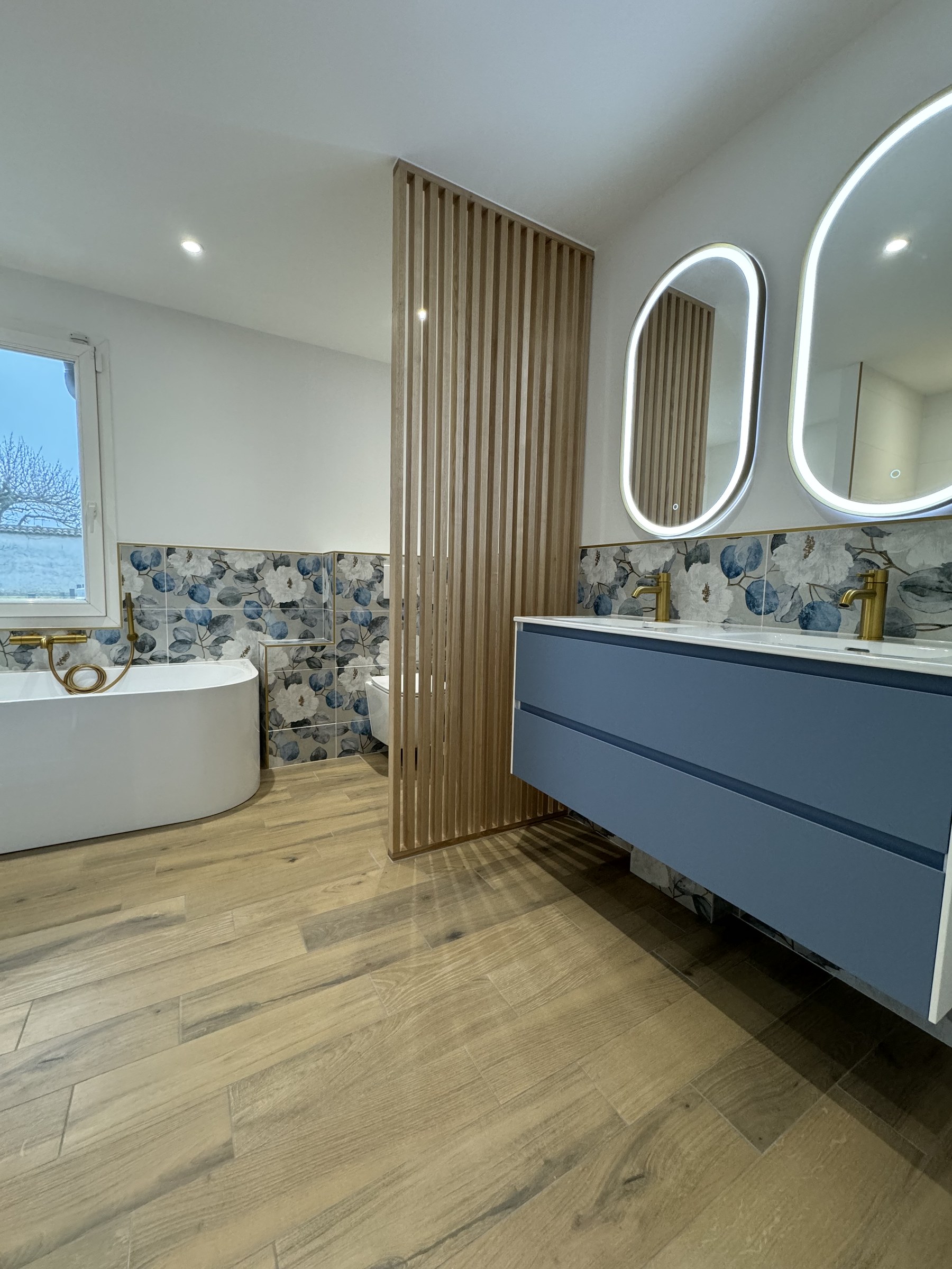 Vue d’ensemble de la salle de bain terminée à Meyzieu