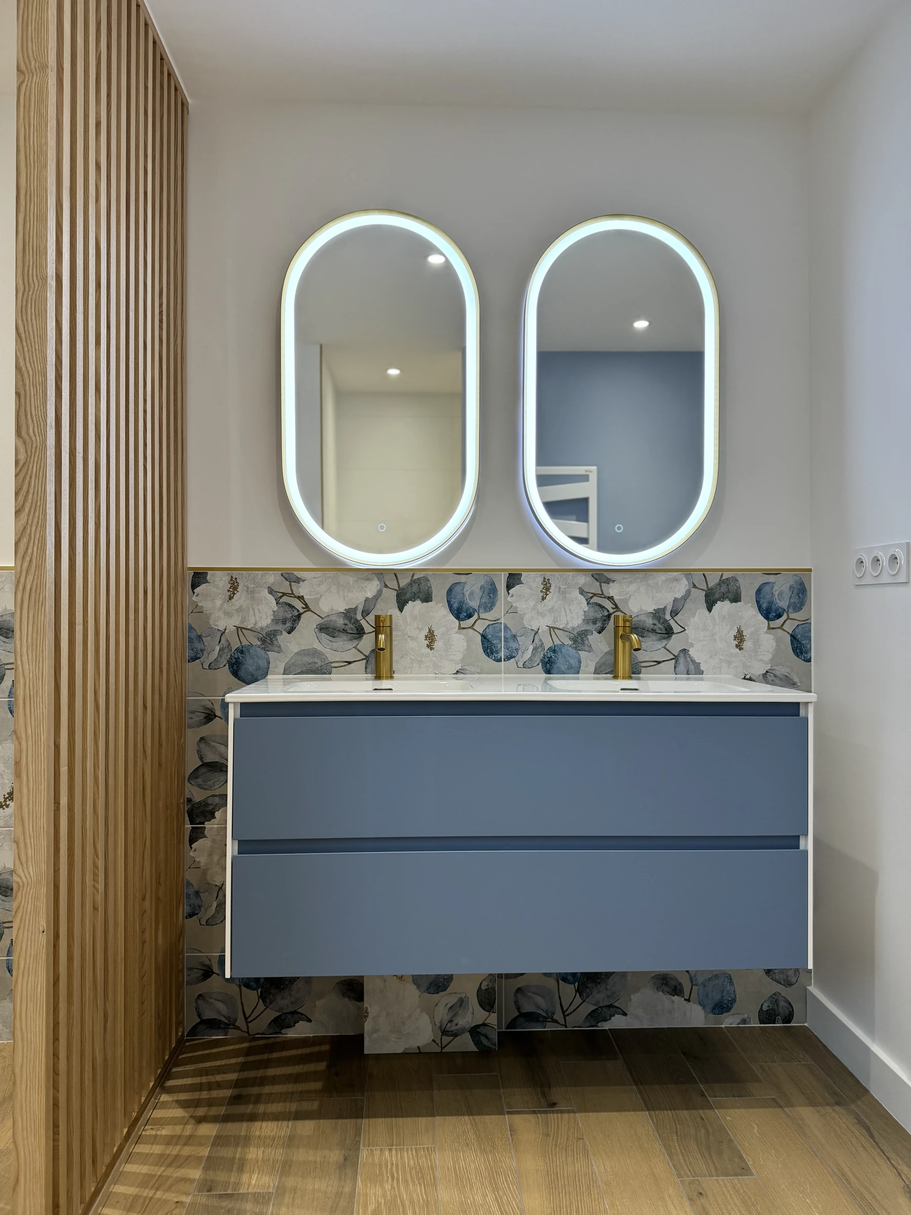 Meuble bleu et miroirs rétroéclairés à Meyzieu