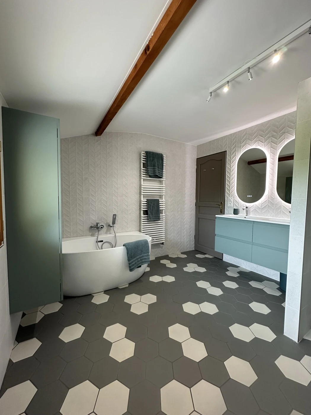La baignoire semi-îlot et l’espace double vasque — Saint-Pierre-de-Chandieu